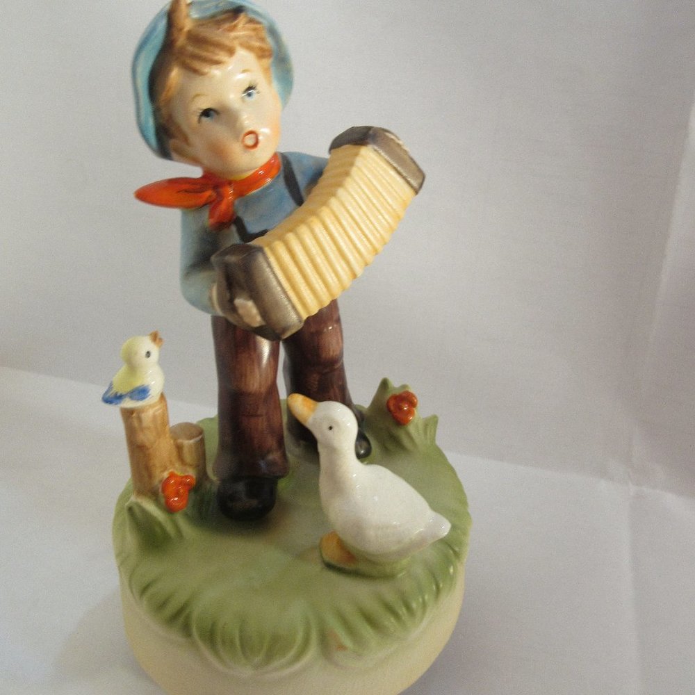 Vtg Sankyo Wind Up Porcelain Musical Box Figure 8" boy playing accordion Japan